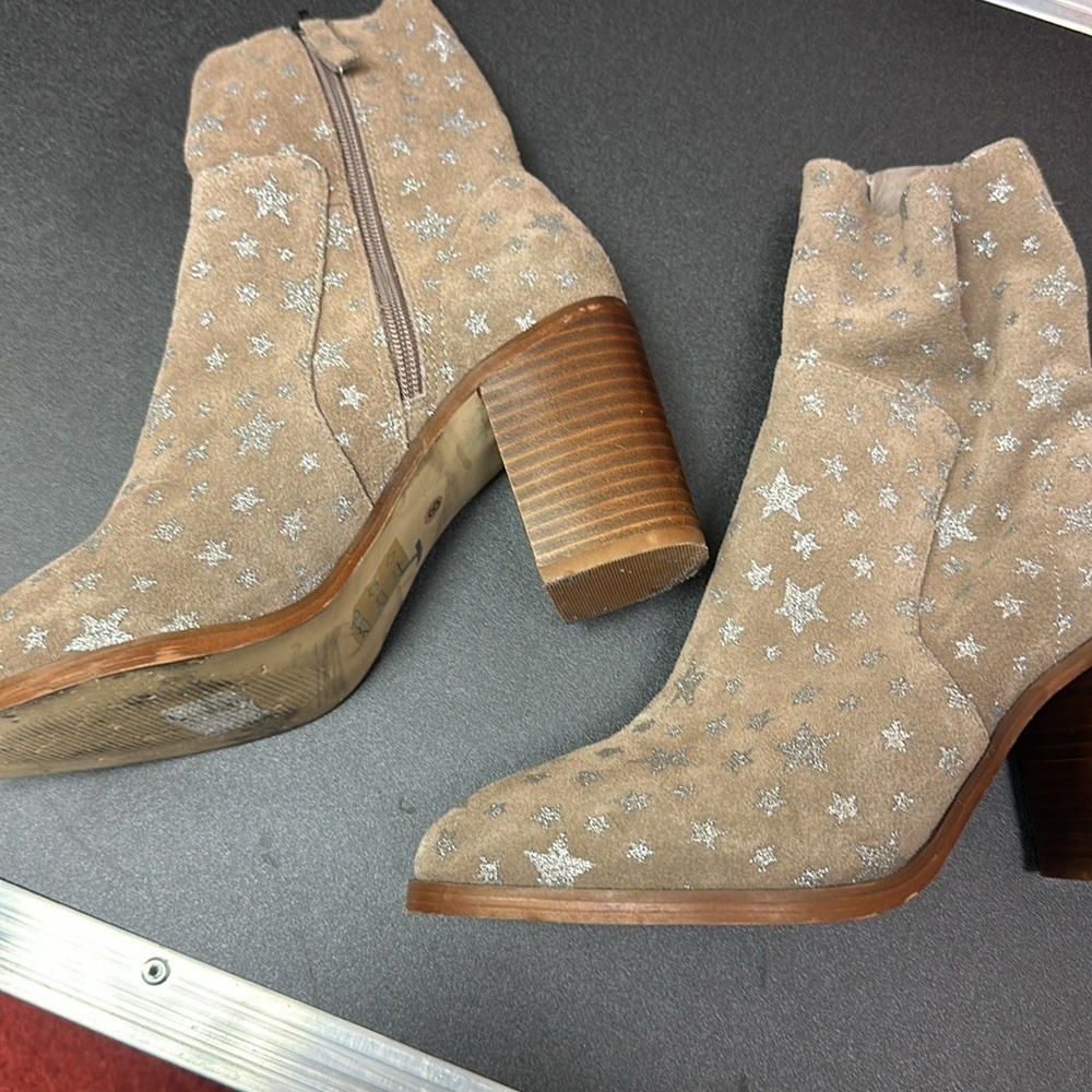 Steve Madden Suade tan / silver star zip ankle booties with pointed toe size 8 - Picture 2 of 12